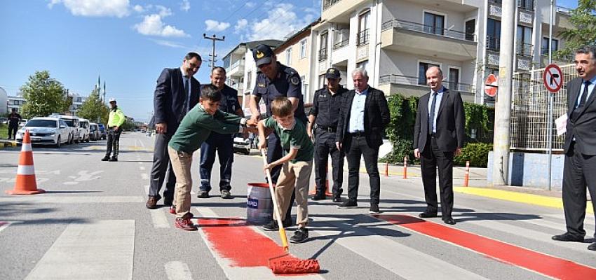 kartepede-yayalar-kirmizi-cizgimiz.jpg