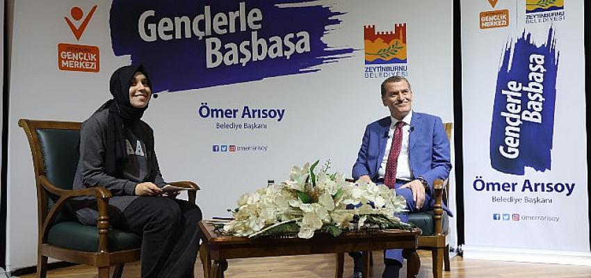 zeytinburnu-belediye-baskani-omer-arisoy-gencleri-dinliyor.jpg
