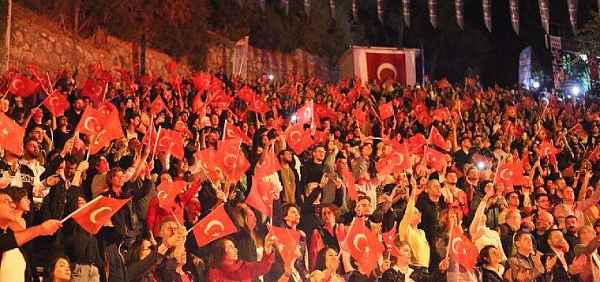aydin-buyuksehir-belediyesinin-cumhuriyet-bayrami-etkinlikleri-kapsaminda-duzenledigi-musa-gocmen-senfoni-orkestrasi-konseri-aydinlilari-buyuledi.jpg