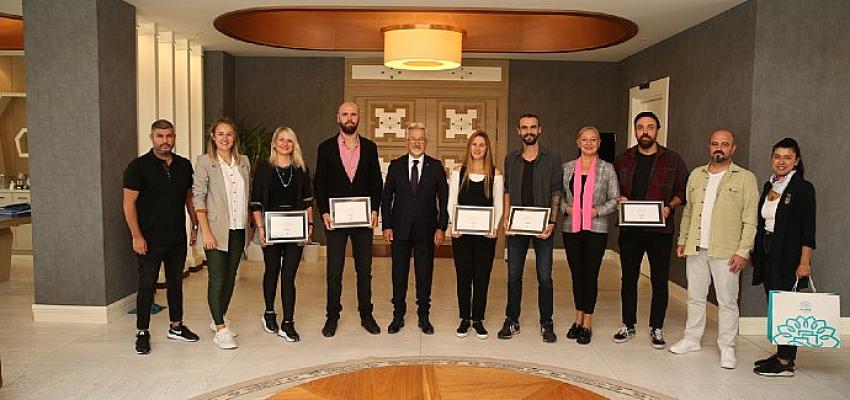 baskan-erdemden-yoga-egitmenlerine-tesekkur.jpg