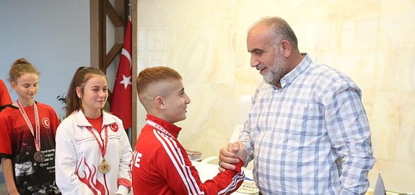 baskan-sandikci-sampiyon-sporculari-agirladi.jpg