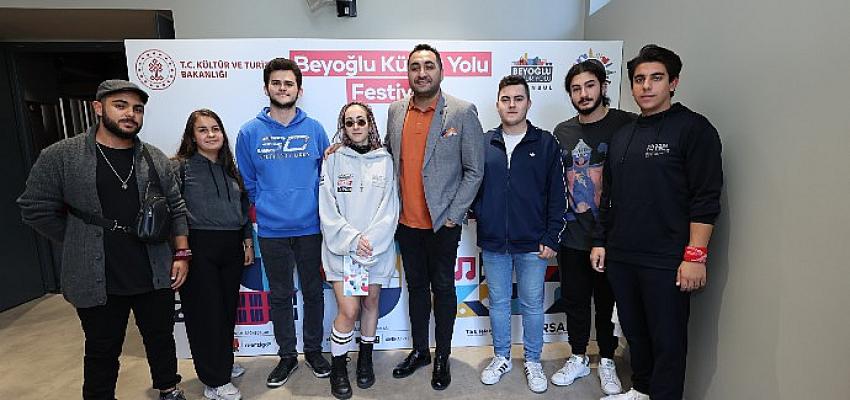 beyoglu-kultur-yolu-festivali-kapsaminda-gerceklestirilen-genclik-ve-cocuk-bulusmalarinin-dorduncu-gununde-yaratici-yazarlik-atolyesi-duzenlendi.jpg