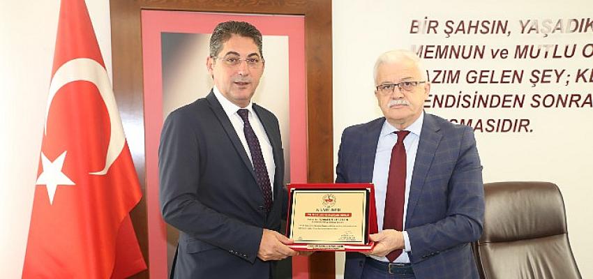 burhaniye-belediye-baskani-ali-kemal-deveciler-yilin-en-basarili-belediye-baskani-secildi.jpg