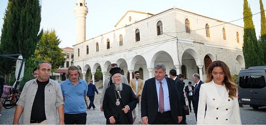 cesmeyi-ziyaret-eden-bartholomeostan-baskan-orana-buyuk-ovgu.jpg