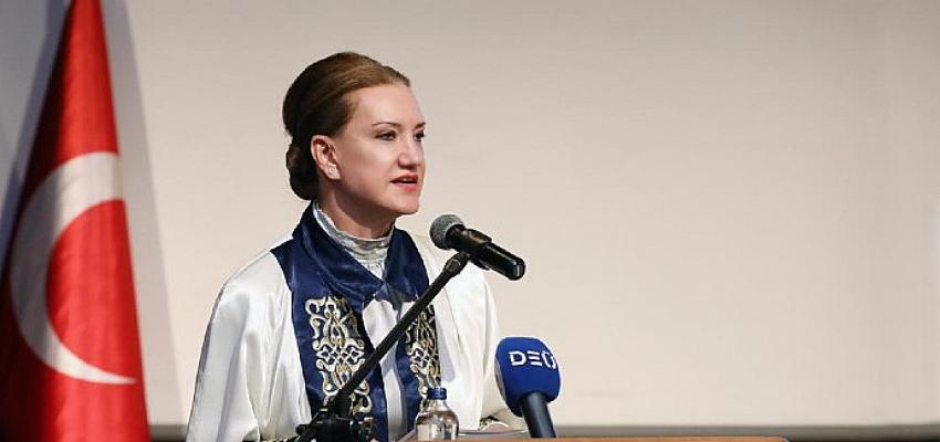 deu-dis-hekimi-adaylari-beyaz-onluklerini-giydi.jpg