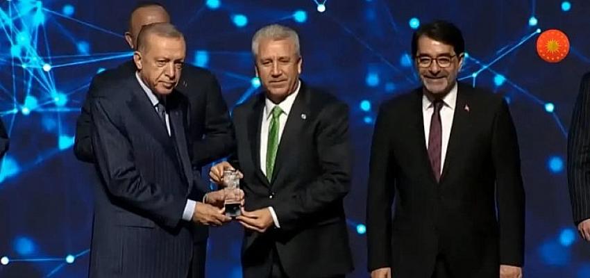 eu-ogrencilerin-kariyer-gelisimini-en-etkin-sekilde-destekleyen-universite-odulunu-alan-ilk-ve-tek-universite-oldu.jpg