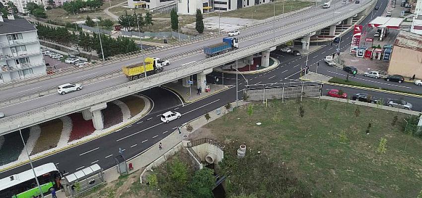 golcuk-yuzbasilar-koprulu-kavsagi-yan-yollarinda-yol-cizgileri-cekildi.jpg