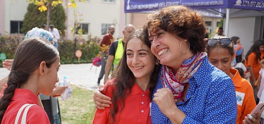 kadin-dostu-kent-izmirde-kiz-cocuklarina-coskulu-kutlama.jpg