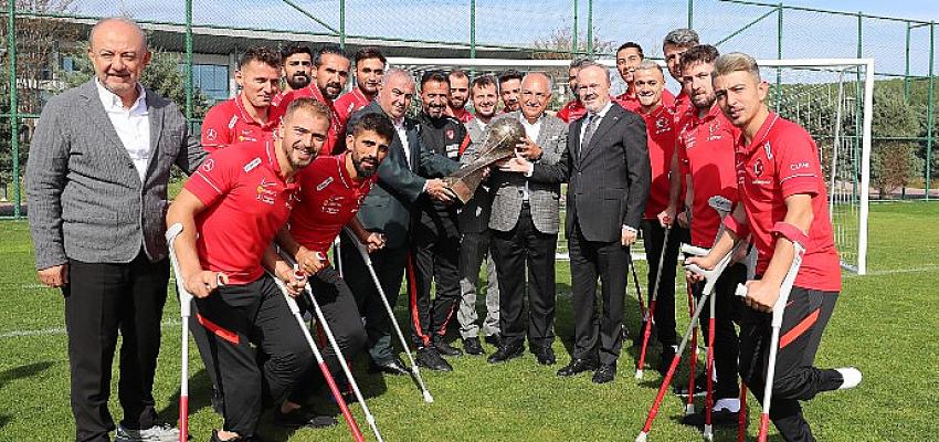 tff-baskani-mehmet-buyukeksi-dunya-sampiyonu-ampute-milli-takimimiz-ile-bir-araya-geldi.jpg