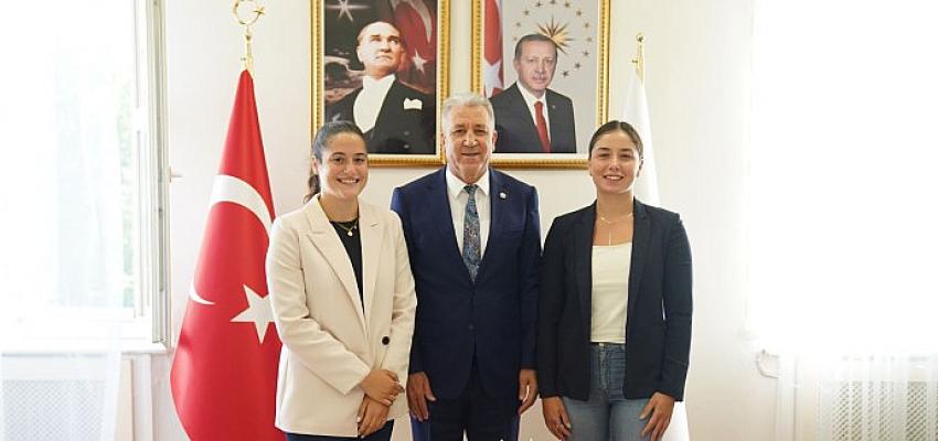 turkiyenin-gururu-egeli-yuzuculerden-rektor-prof-dr-budaka-ziyaret.jpg