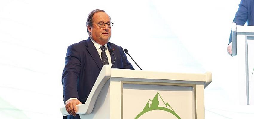 uez-2022nin-ikinci-gunu-fransa-eski-cumhurbaskani-francois-hollande-konusmasi-ile-basladi.jpg
