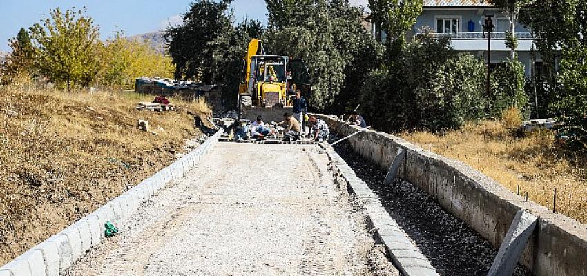 van-buyuksehir-belediyesi-kent-genelinde-bulunan-12-mezarlik-alaninda-bakim-ve-onarim-calismasi-baslatti.jpg