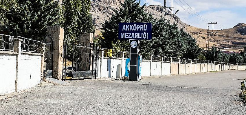 van-buyuksehir-belediyesi-kent-genelinde-bulunan-mezarliklarin-tabelalarini-yeniledi.jpg