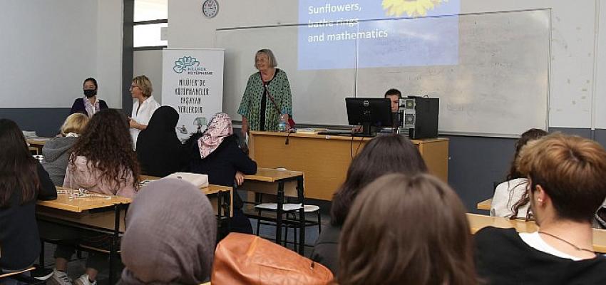 yazar-kristin-dahl-ogretmen-adaylariyla-bir-araya-geldi.jpg