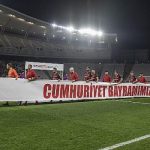 63-macta-futbolcular-ve-hakemler-sahaya-cumhuriyet-pankartiyla-cikti.jpg
