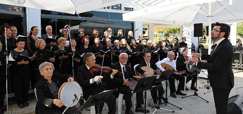 aktif-yasli-merkezi-tsm-korosu-emekliler-icin-konser-verdi.jpg