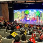 ankarali-cocuklar-29-ekim-cumhuriyet-bayramini-eti-cocuk-tiyatrosunun-mutluluk-denince-akla-oyunuyla-kutladi.jpg