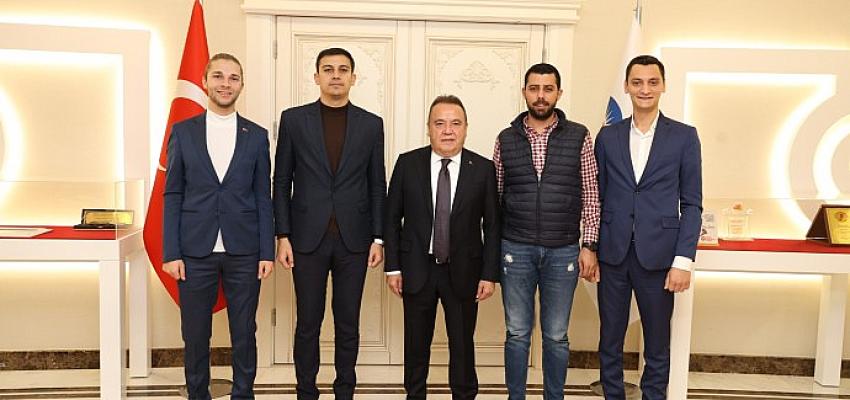 antalya-buyuksehir-belediye-baskani-muhittin-bocek-gencleri-agirladi.jpg