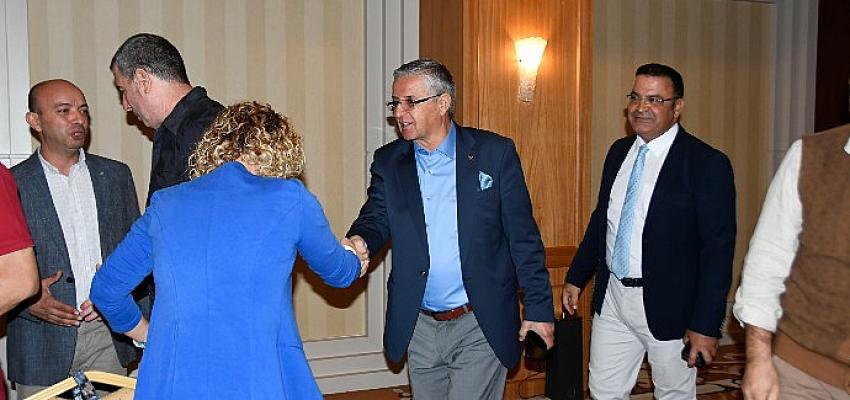 baskan-topaloglu-chp-ve-iyi-parti-yonetim-kurulu-uyeleriyle-yemekte-bir-araya-geldi.jpg