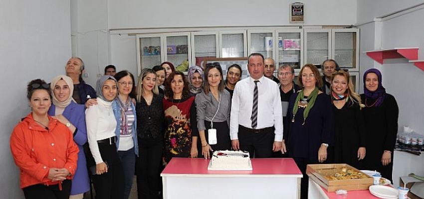 bayraklida-ogretmenlere-coskulu-kutlama.jpg