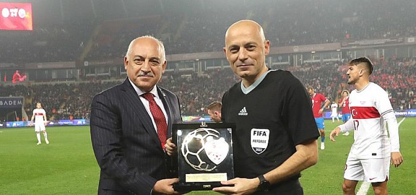 cuneyt-cakir-turkiye-cekya-maci-ile-jubile-yapti.jpg