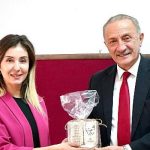didim-belediye-baskani-ahmet-deniz-atabaydan-ogretmenlere-hediye.jpg