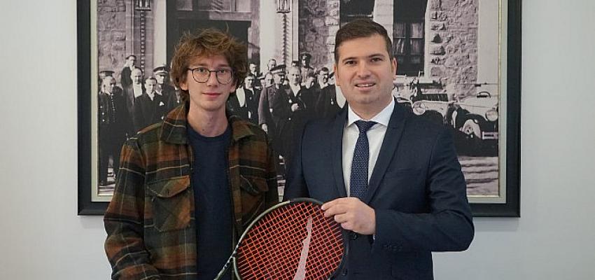 edremit-belediyesinden-genc-sporcuya-destek.jpg