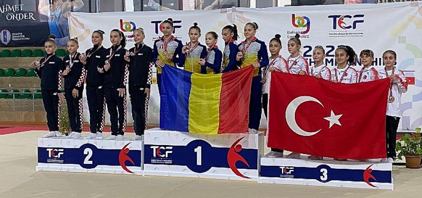 erdemden-odullu-sporculara-kutlama.jpg