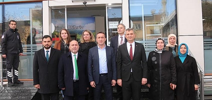 golcuk-belediye-baskani-ali-yildirim-sezer-dis-hekimleri-gununu-kutladi.jpg