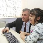 golcuk-belediye-baskani-ali-yildirim-sezer-rotterdam-ilkokulu-bilgisayar-sinifi-acilisinda-ogrencilerle-yakindan-ilgilendi.jpg