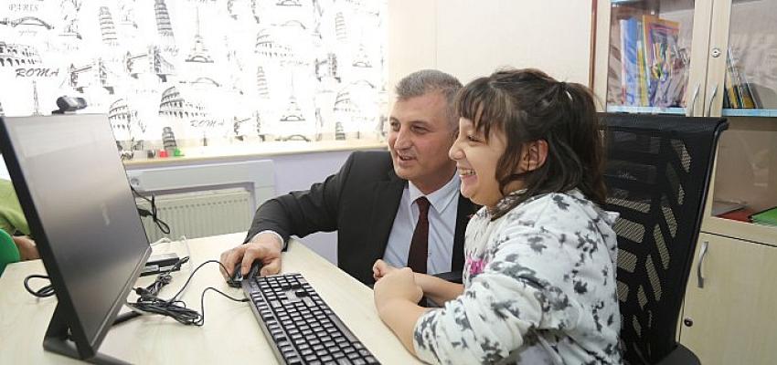 golcuk-belediye-baskani-ali-yildirim-sezer-rotterdam-ilkokulu-bilgisayar-sinifi-acilisinda-ogrencilerle-yakindan-ilgilendi.jpg