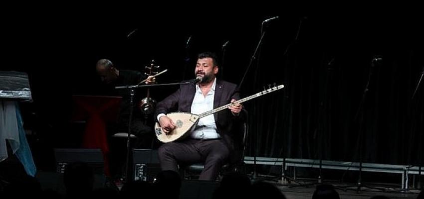 inegolde-kulaklarin-pasini-silen-konser.jpg