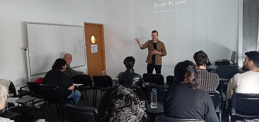 istanbul-bilgi-universitesi-danimarkali-unlu-fotografci-mads-nisseni-agirladi.jpg