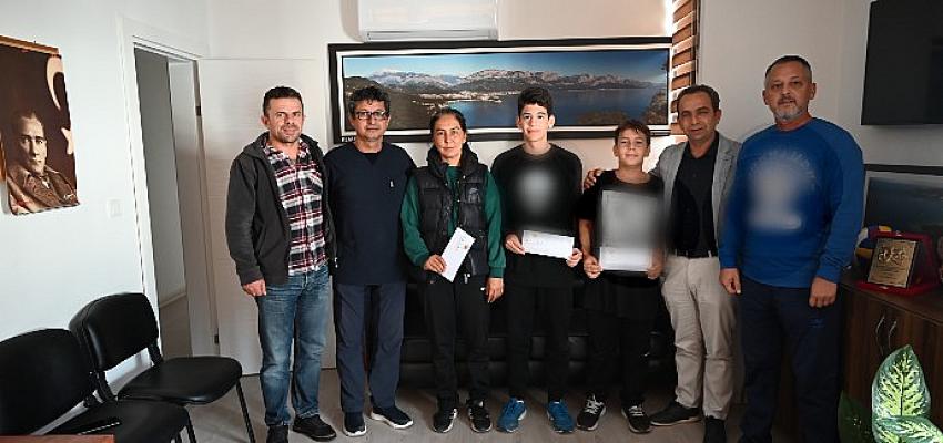 kemer-belediyesinden-badminton-sporcularina-ulasim-destegi.jpg