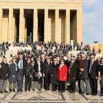 koc-toplulugunun-emekli-ust-duzey-yoneticilerini-bulusturan-koc-yonderden-anitkabir-ziyareti.jpg