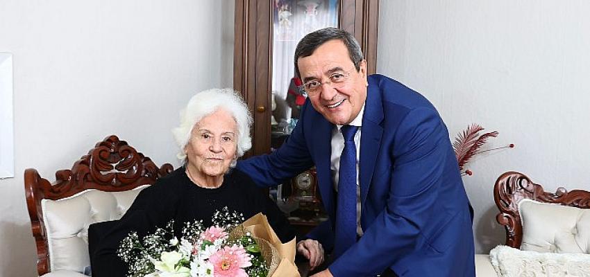 konak-belediye-baskani-abdul-batur-ogretmenlerimize-borcumuzu-odeyemeyiz.jpg