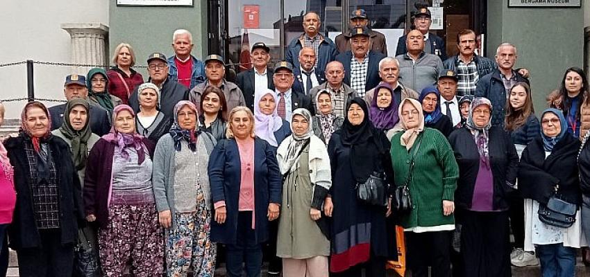 menderes-belediyesinden-gazilere-bergama-gezisi.jpg
