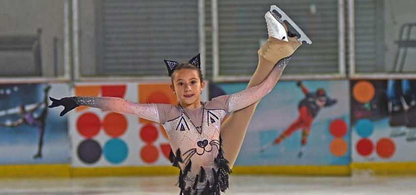 minik-buz-pateni-sporcusu-doga-annesinin-yolunda.jpg