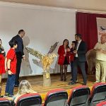 ogrenciler-topladiklari-atiklardan-heykel-yapti.jpg
