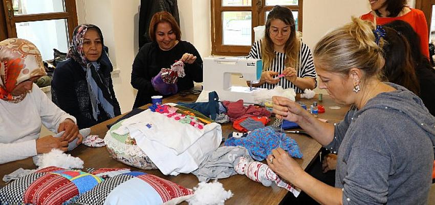tekstil-atiklarindan-bez-bebek-ve-kiyafet-yaptilar.jpg