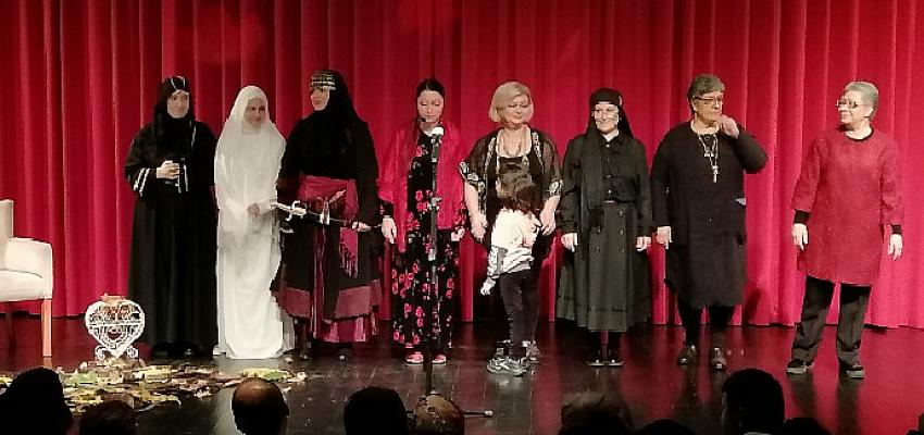uskudar-belediyesi-siddet-magduru-kadinlar-yazdi-ve-oynadi.jpg