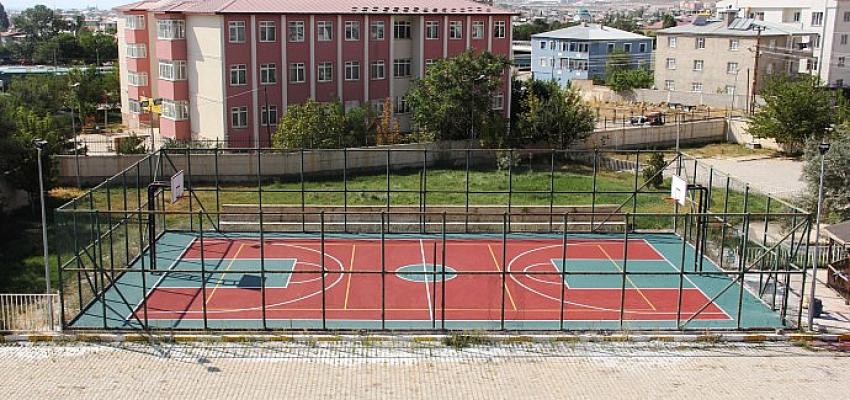 van-buyuksehir-belediyesi-kentin-spor-altyapisinin-gelistirilmesi-icin-il-genelinde-mahalle-ve-okullara-spor-sahasi-yapiyor.jpg