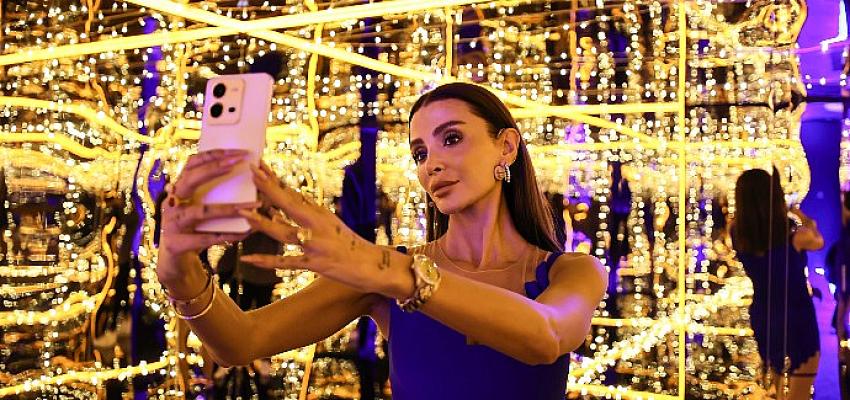 vivo-v25-5gnin-tanitiminda-sunucu-ozge-ulusoydan-sonsuzluk-selfiesi.jpg