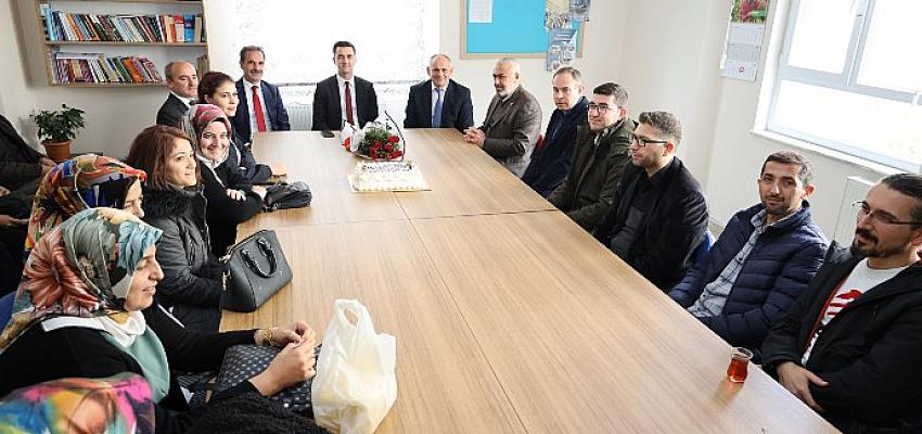 yahyali-belediye-baskani-esat-ozturk-24-kasim-ogretmenler-gununu-pasta-ikrami-yaparak-kutladi.jpg