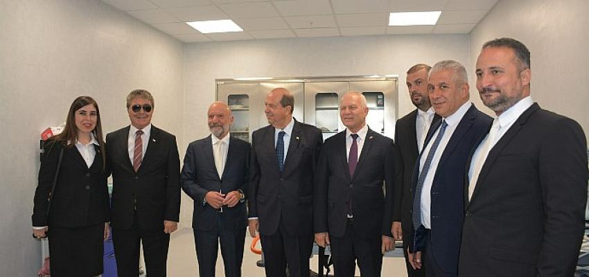 yakin-dogu-universitesi-hastanesi-yenibogazici-kktcde-devlet-protokolunu-bulusturan-gorkemli-bir-torenle-hizmete-acildi.jpg