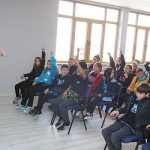 yazar-naz-elkorek-edremitli-cocuklarla-bulustu.jpg
