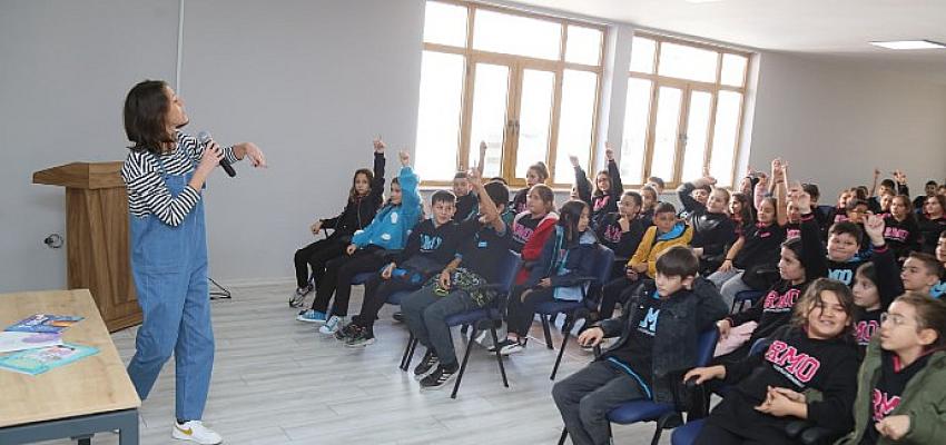 yazar-naz-elkorek-edremitli-cocuklarla-bulustu.jpg
