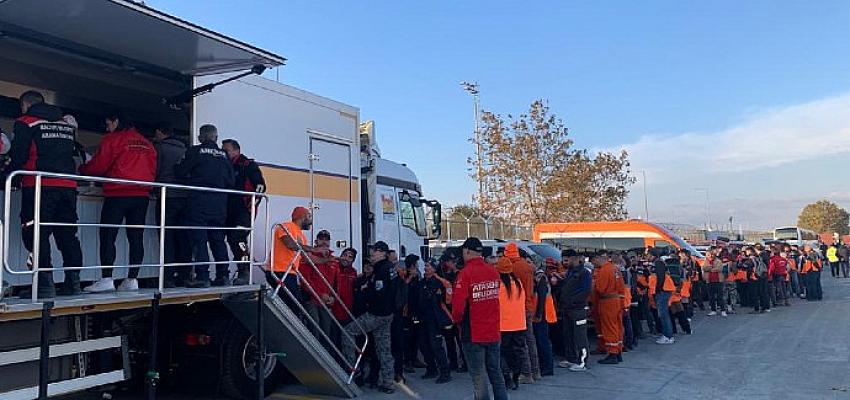 zeytinburnu-belediyesi-arama-kurtarma-ekipleri-deprem-tatbikatinda.jpg