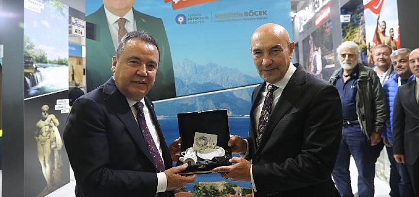 antalya-buyuksehir-belediye-baskani-muhittin-bocek-izmir-turizm-fuarinin-onur-konugu.jpg