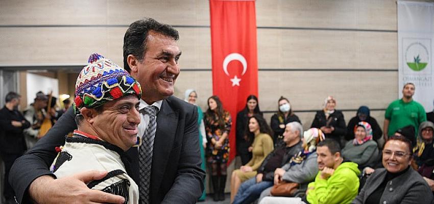 ayni-bahcenin-farkli-cicekleri-baremde-bulustu.jpg